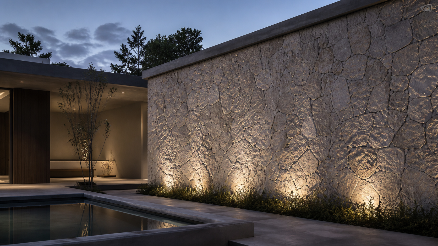 Composição conceitual temporária de uma parede de pedra com iluminação rasante ao lado de uma piscina